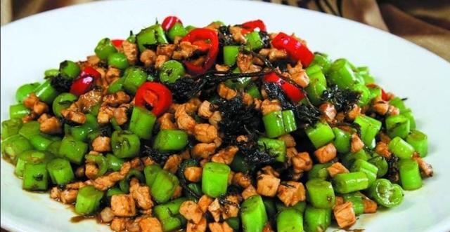 爱简单:先炒豆角再炒肉,最后放点橄榄菜,出锅!