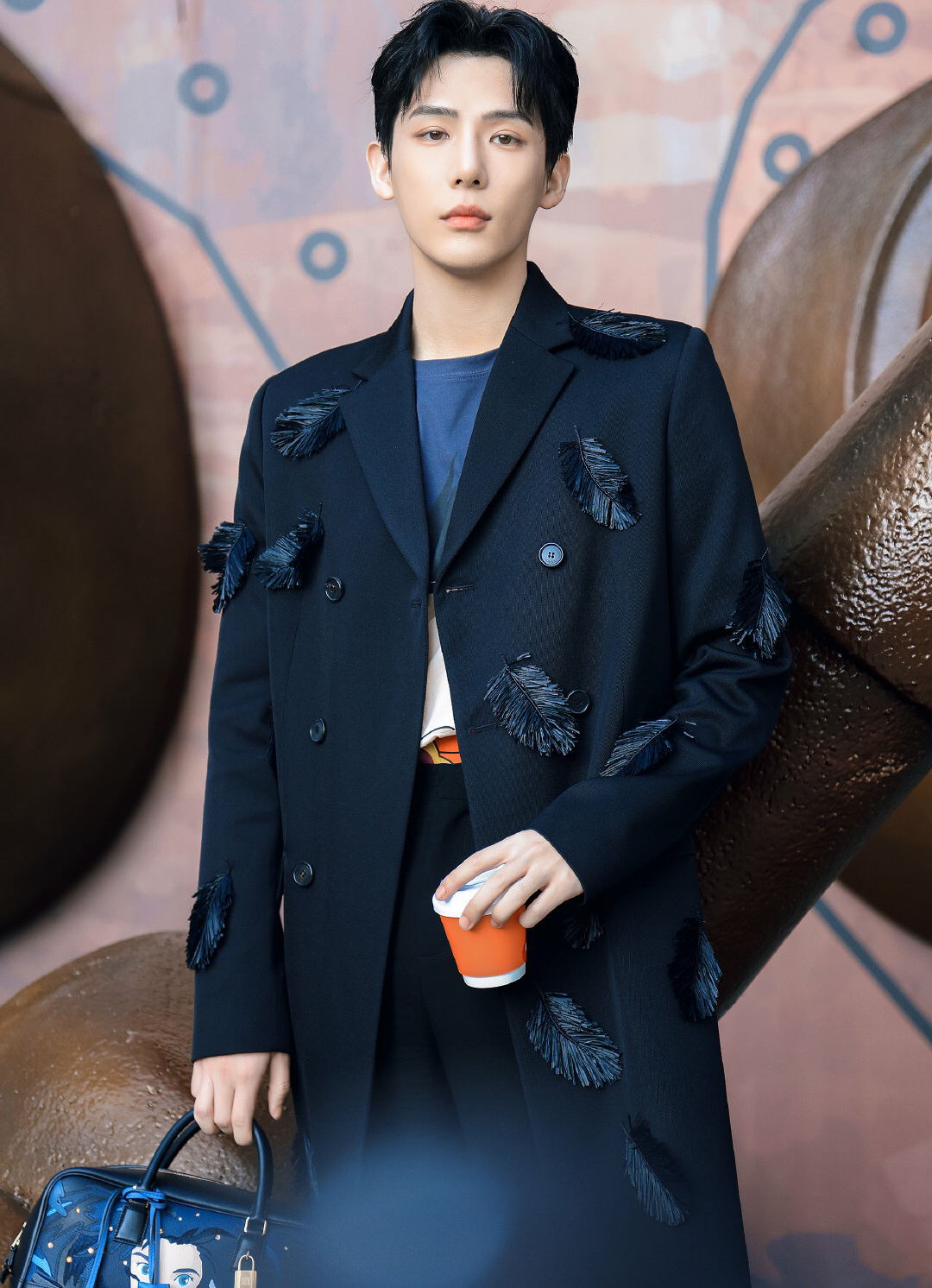 王安宇一身品牌联名黑大衣出席loewe x 哈尔的移动城堡活动