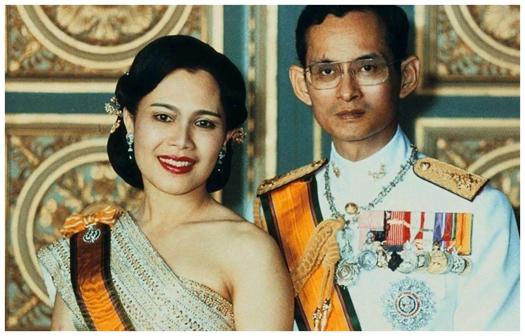 普密蓬与诗丽吉喝交杯酒,王后畅饮国王却心事重重,他已被伤透了