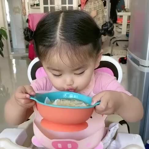 萌宝吃饭抱这么大个碗一顿吃下来比10岁孩子吃的都要多