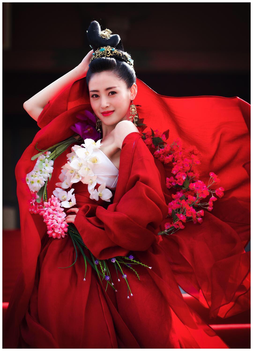 那些年惊艳了时光的女演员红衣古装造型,美女如云,你想看的都有