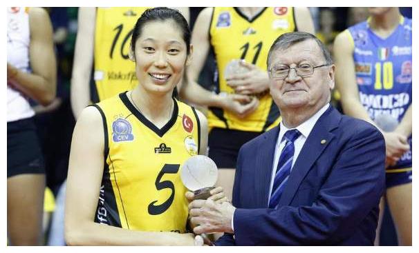 中国女排第一人朱婷,年薪高达1100万,真正到手的薪资有多少?