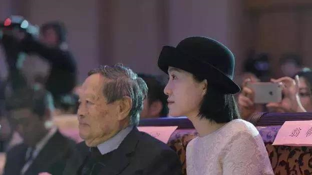 54岁“爷孙恋”，翁帆回应质疑：我只是选择了一条人迹更稀少的路休闲区蓝鸢梦想 - Www.slyday.coM