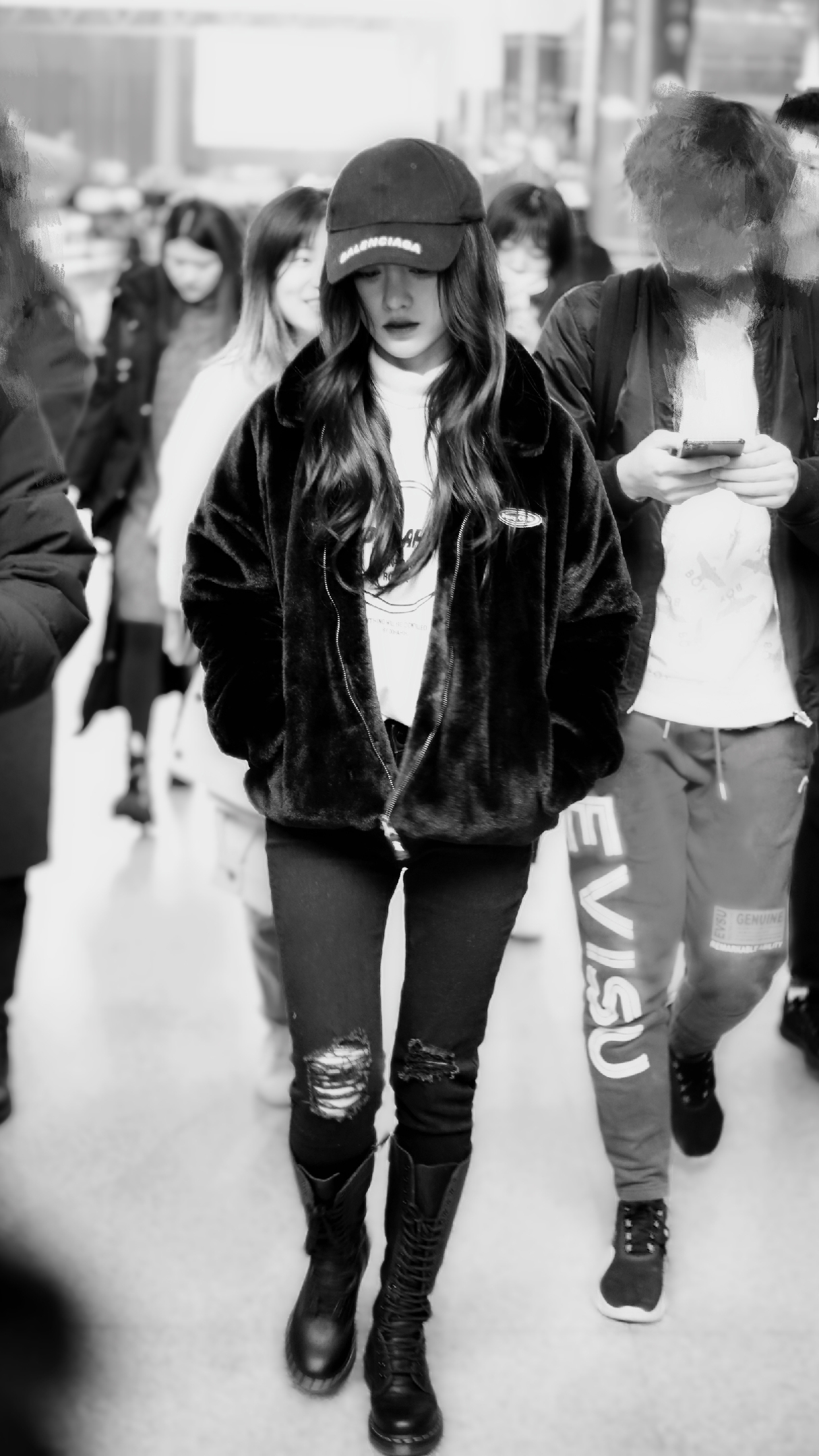 159cm鞠婧祎走机场搭配一身黑色造型轻松显高10cm