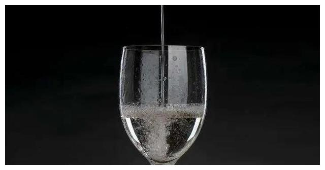 酒小二有人向你"表演"过拉酒线吗在酒桌上"酒线"能用来判断酒的质量吗