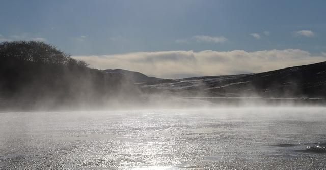 四川理塘冬季清晨无量河雾气缭绕宛如仙境