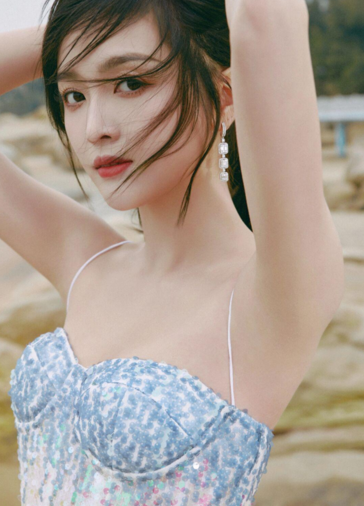 吴宣仪海边清凉穿搭,太敬业了吧,一点也不怕冷