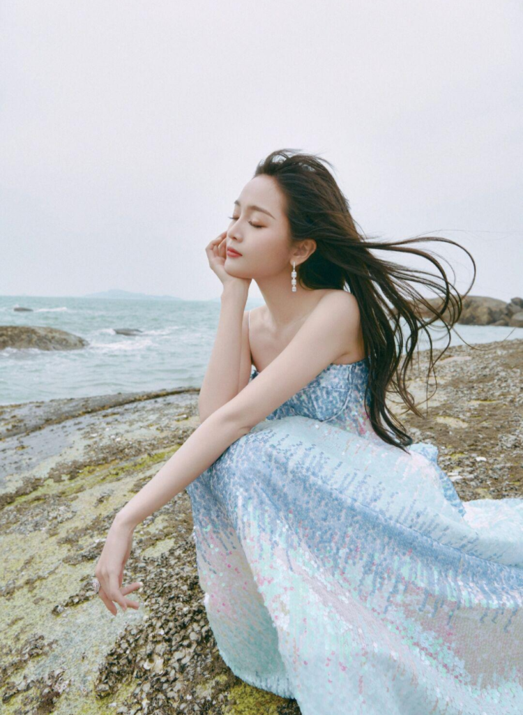 吴宣仪海边清凉穿搭,太敬业了吧,一点也不怕冷
