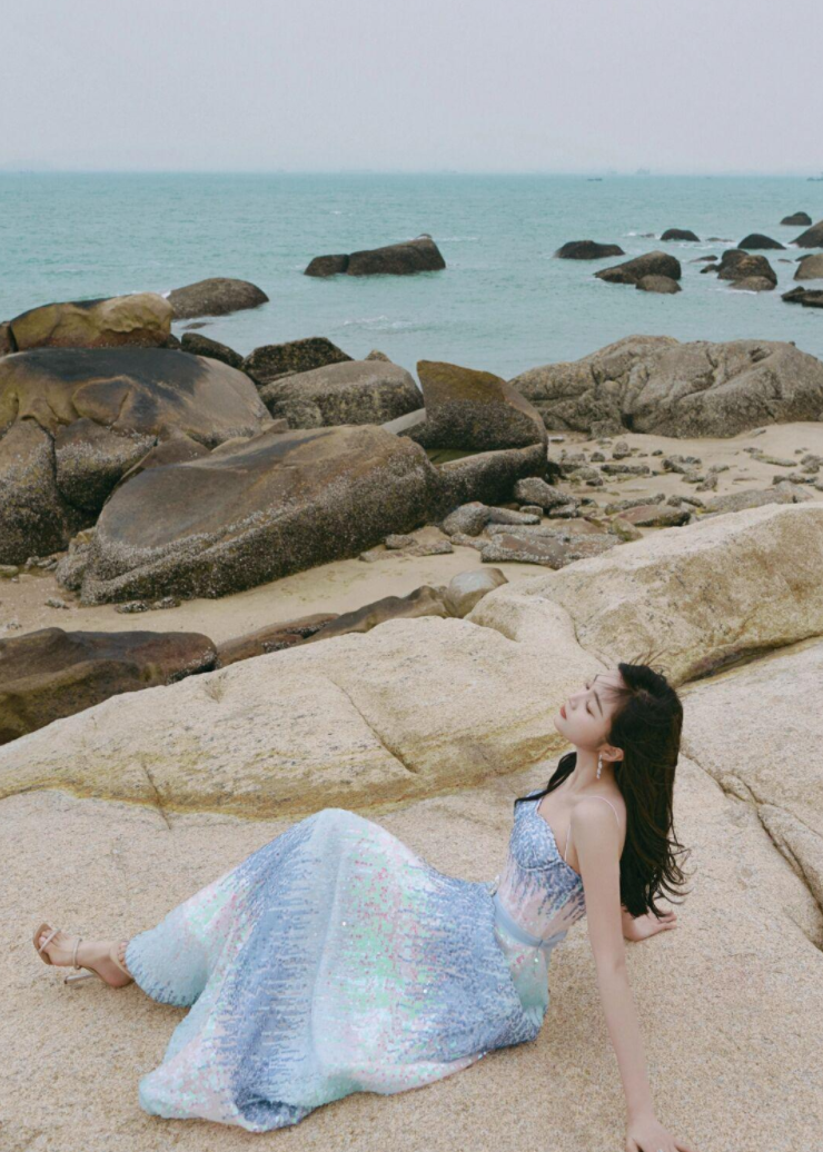 吴宣仪海边清凉穿搭,太敬业了吧,一点也不怕冷