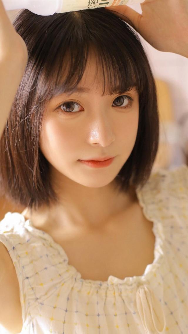喜欢卖萌的短发美女美丽可爱