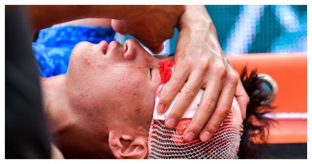 让人心疼的画面!23岁林良铭头部血流不止,被抬上救护车送医院