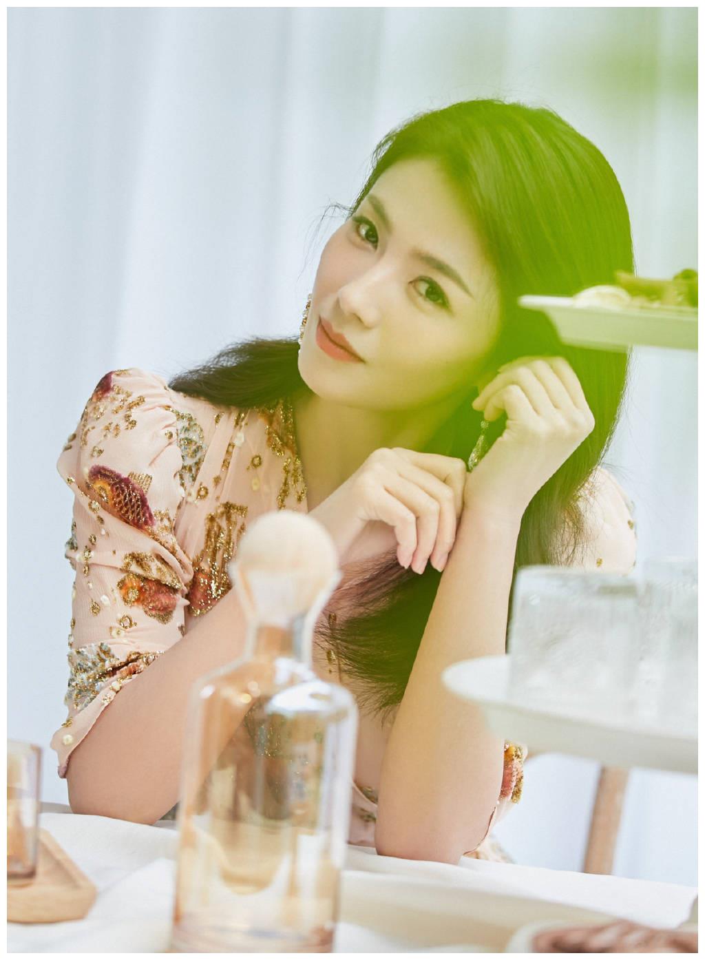 刘涛穿高叉裙气质温柔秀白皙美腿