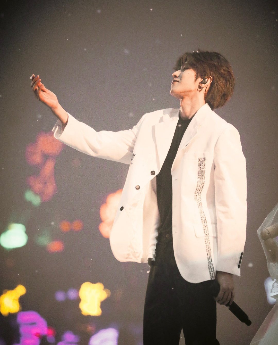 183cm蔡徐坤搭配白色西装造型变身白马王子