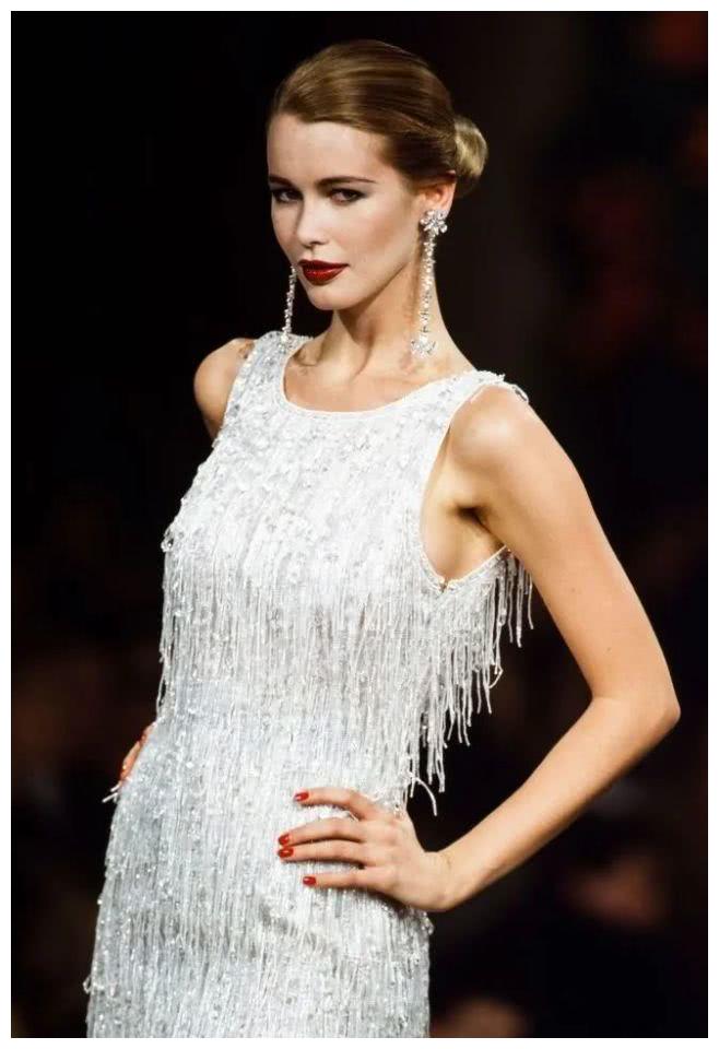 顶级超模claudiaschiffer登上elle封面