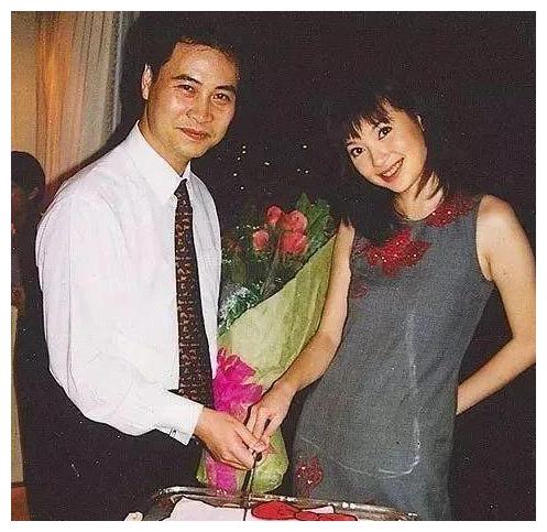 15岁出道的傅明宪, 29岁带6只狗嫁大11岁百亿富豪,今50岁单身