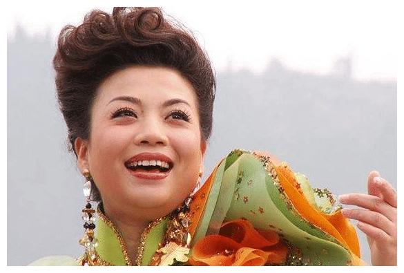 19岁开始23次在春晚上唱歌,为父亲治病5年,无奈婚姻不顺