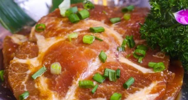 猪身上“最好吃”的一块肉,一头猪只有几斤,老板总是藏着不愿卖休闲区蓝鸢梦想 - Www.slyday.coM 猪身上“最好吃”的一块肉,一头猪只有几斤,老板总是藏着不愿卖休闲区蓝鸢梦想 - Www.slyday.coM