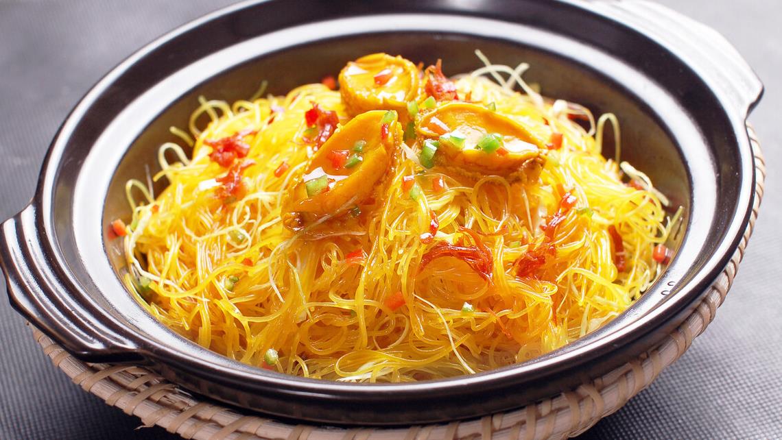 鲜虾粉丝煲,鲜香软嫩的家常菜,顺滑q弹又爽口,佐酒下饭超美味