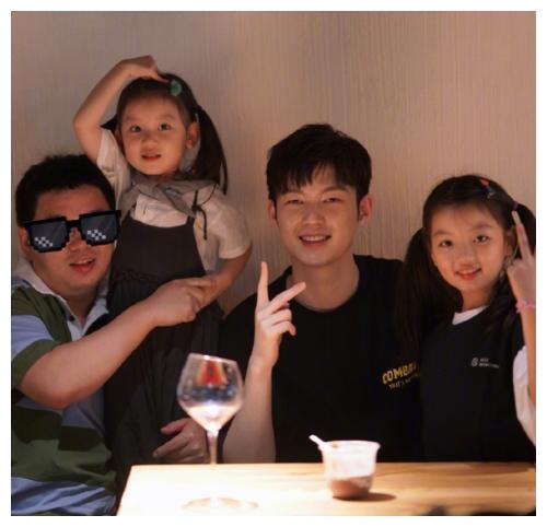 还记得《爸爸去哪儿》的阿拉蕾吗?董力晒出合照,模样变这样了