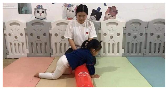 孩子“爬行训练”很重要,学会这三招,轻松让娃学会爬