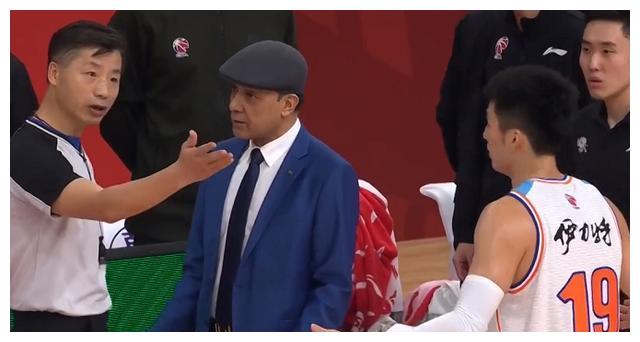 前国手倒地不起要犯规,裁判看录像后怒斥:你,闭嘴|于德豪|cba|录像