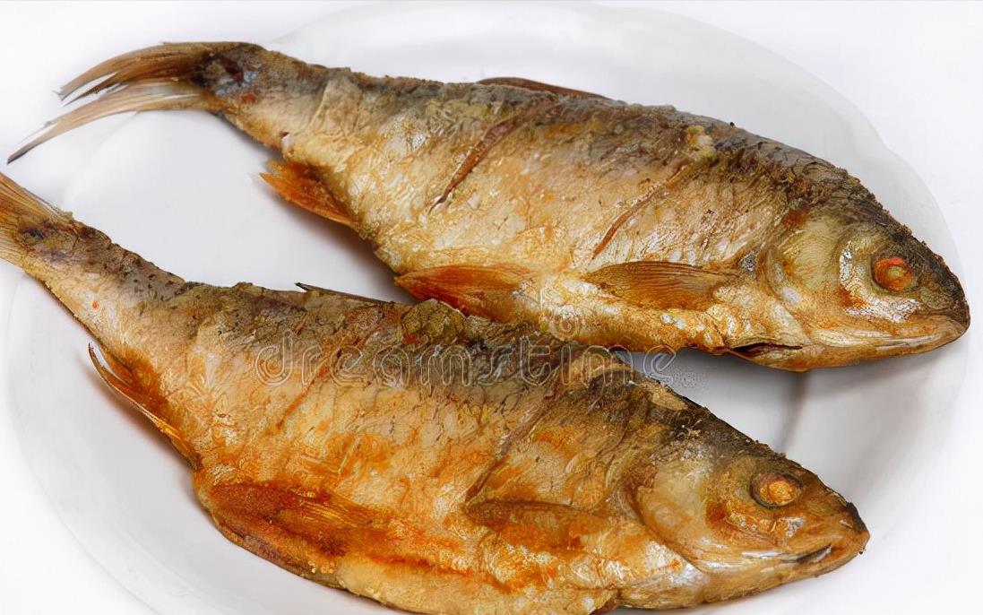 煎鱼要想不破皮,切忌直接下油锅,牢记关键2步,出锅很完整