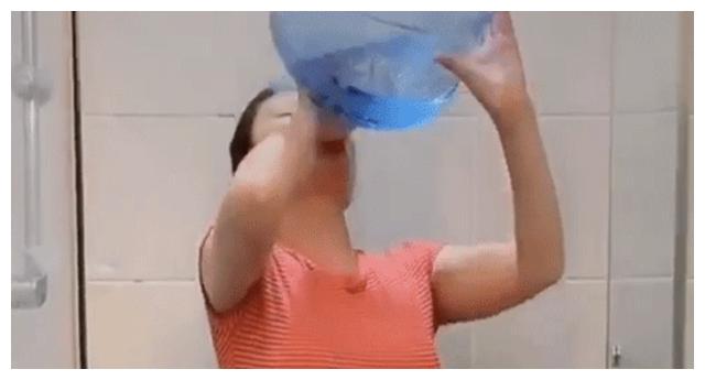 徐冬冬抱水桶喝水,力大无穷让人震惊,丰满上围太抢镜