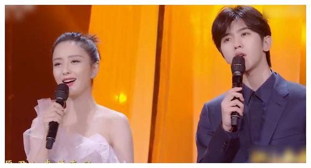 22岁蔡徐坤和37岁佟丽娅联手献唱,看到同框画面,我不淡定了