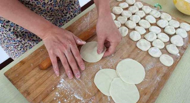 5.面醒好后,简单揉一下,搓成长条,切成像饺子皮一样的小段,擀饺子皮.