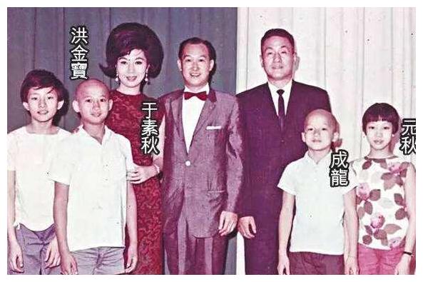 正文  七小福之一元秋   元秋,本名张转男,1950年生于香港,生于一个