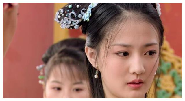 此为甄嬛的妹妹甄玉娆进宫的前提,因为甄嬛受宠,所以甄嬛的家人才能进