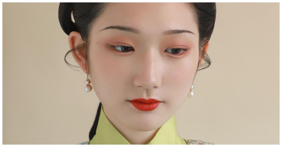 "小山重叠金明灭,鬓云欲度香腮雪""两弯眉画远山清,一镜眼明秋水润"