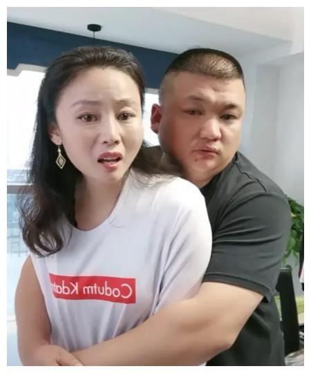 很多网友觉得接受不了,在直播中,原价299的某商品,在草帽姐老公的搂搂