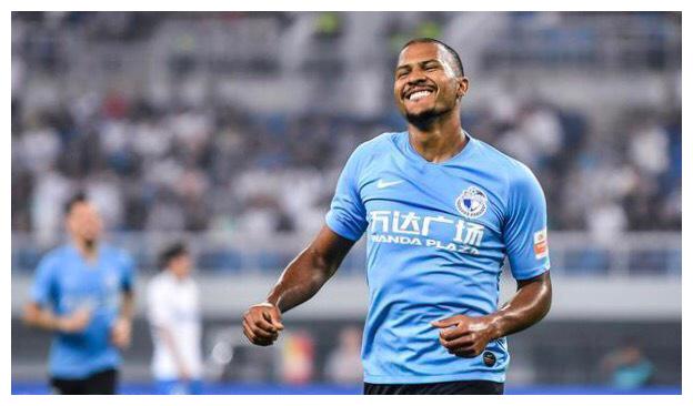 大连人队内竞争激烈,龙东、博阿滕也需竞争上岗,谁的优势更大?