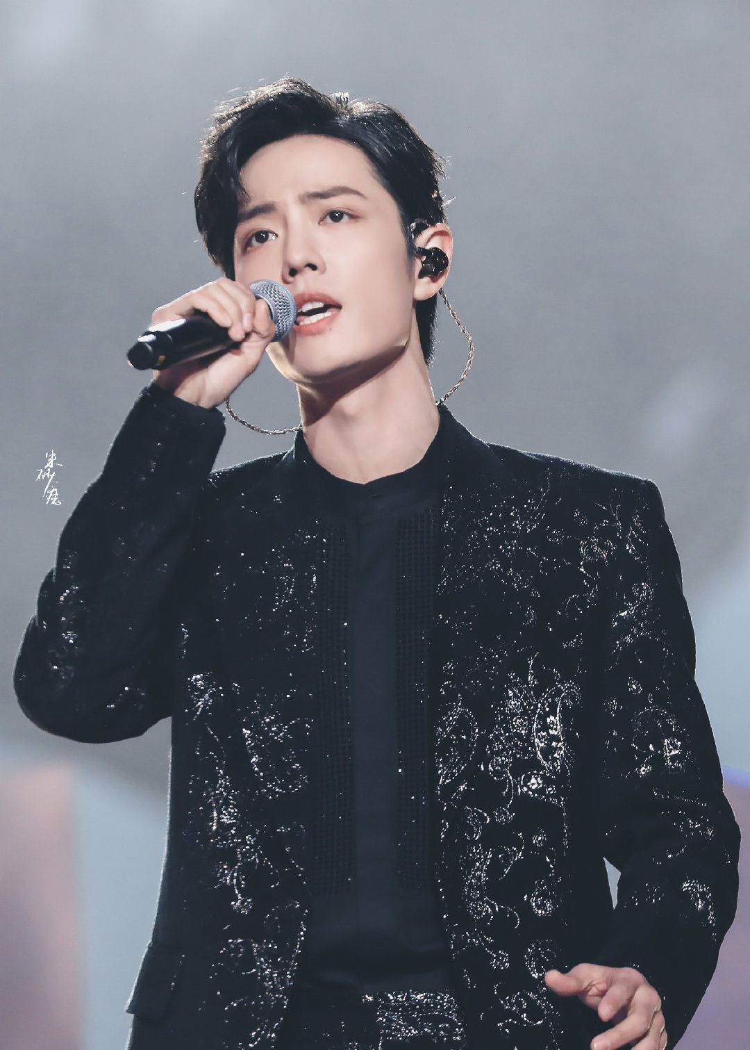 肖战西装高清舞台照!这次是深情献唱的歌手战!壁纸收藏安排!