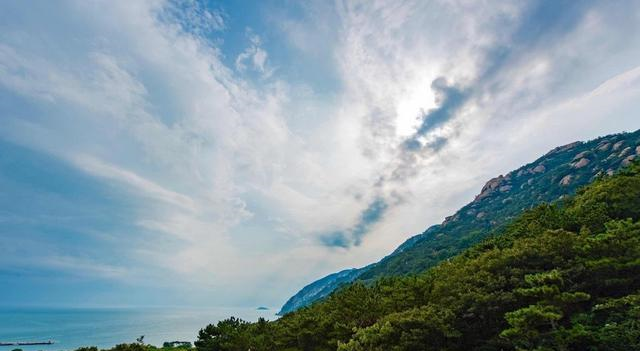 海上第一名山山东崂山，屹立在黄海之滨，汉武帝都到这里求仙拜寿