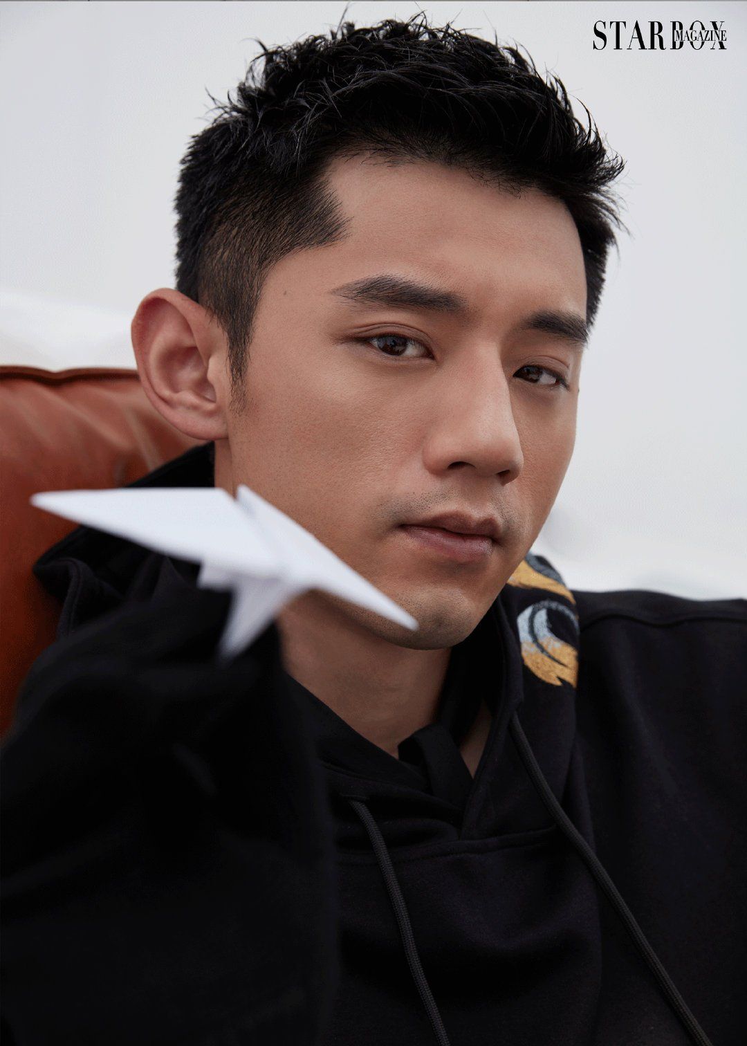 张继科登杂志封面,戴眼镜超苏,驾驭复古印花衬衫!_高清图集_新浪网