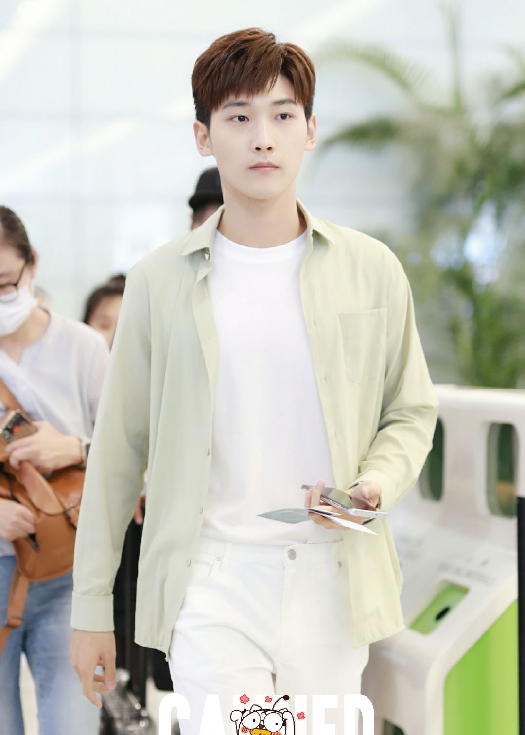 机场街拍:你的清新男友邢昭林上线_高清图集_新浪网