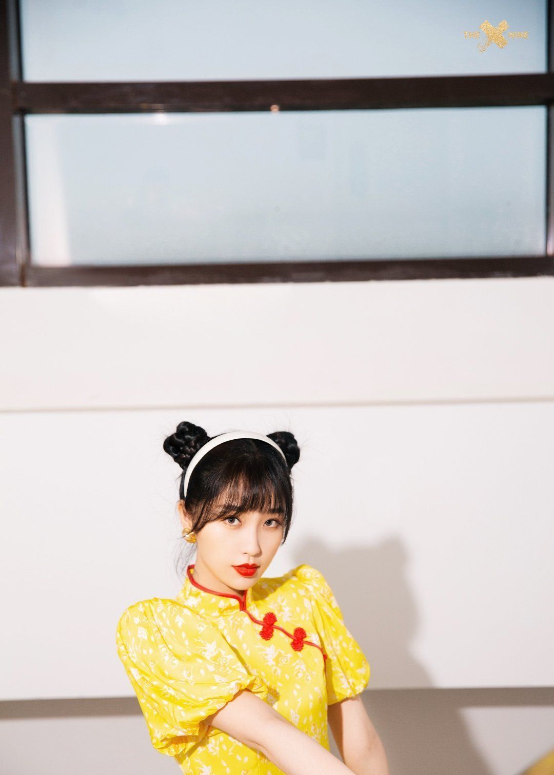 虞书欣双丸子头搭配黄色旗袍,可爱满分,秋天的新造型安排_高清图集