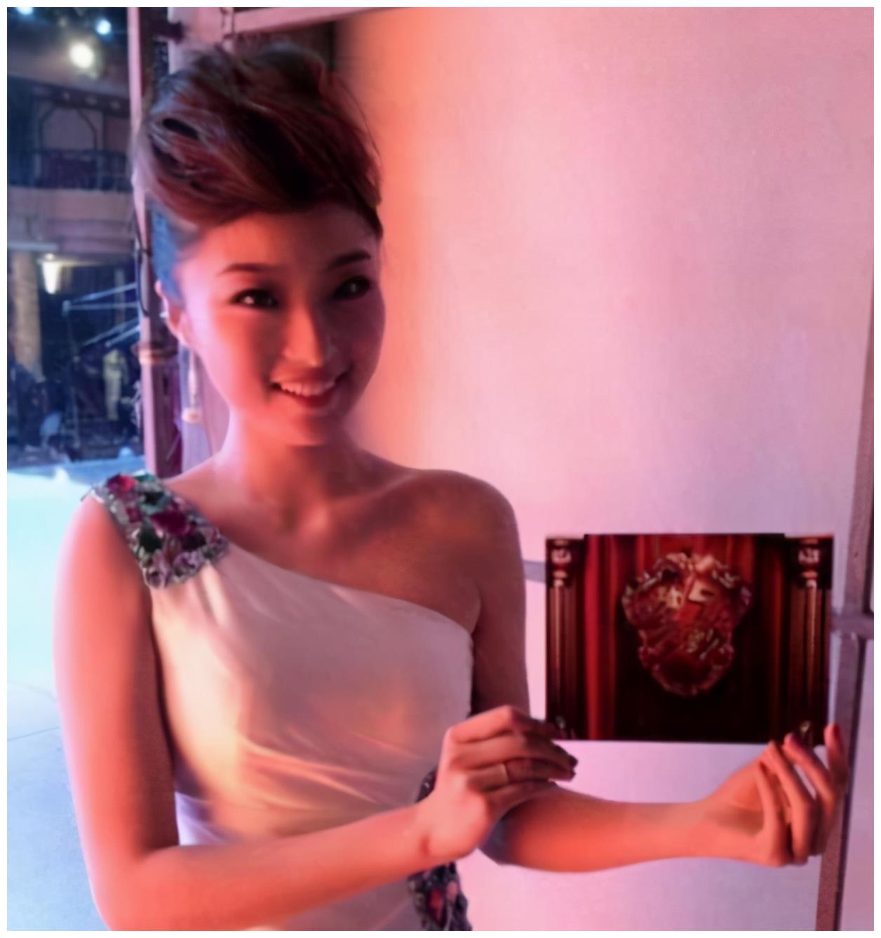 央视主持马翩然凌晨被男友连捅7刀在家门口死亡年仅25岁