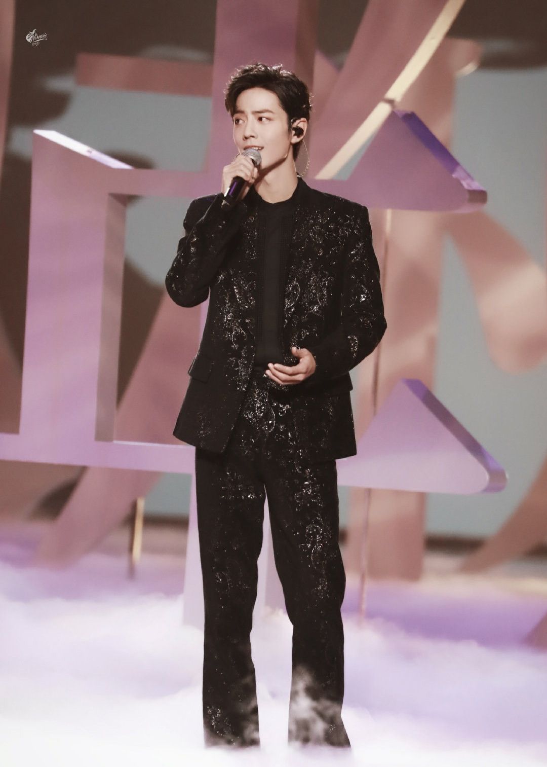 肖战西装高清舞台照!这次是深情献唱的歌手战!壁纸收藏安排!