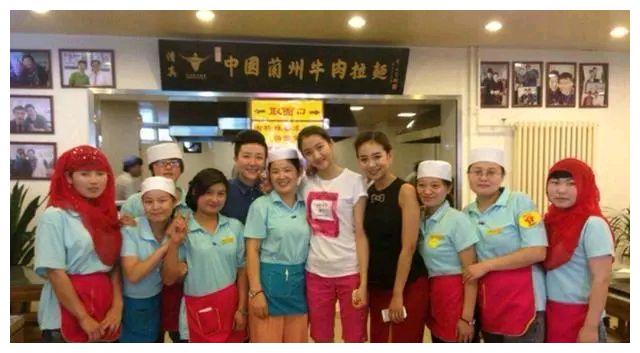 可以看出她的拉面馆有多牛了,再看关晓珊的店内,艺人合照挂满了拉面馆