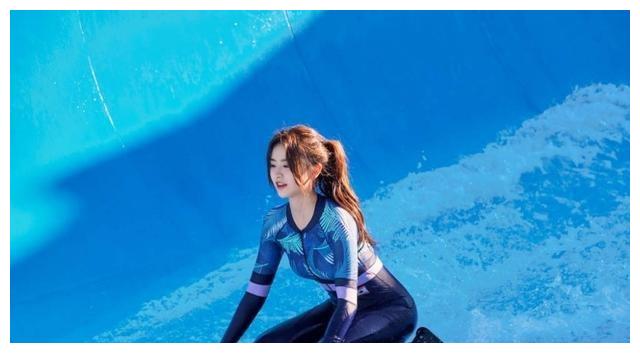 金子涵 综艺节目泳池剧照 惊艳美貌 财经头条