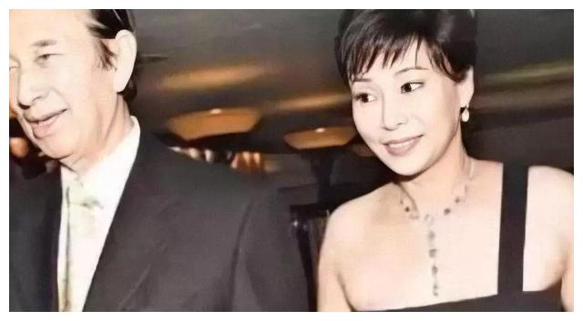赌王的三太陈婉珍年轻时的照片 看得叫人心动 这才叫倾国倾城 陈婉珍 赌王 黎婉华 新浪新闻