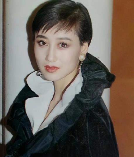 李连杰妻子近照曝光,61岁利智依旧养眼,引起网友热议__财经头条
