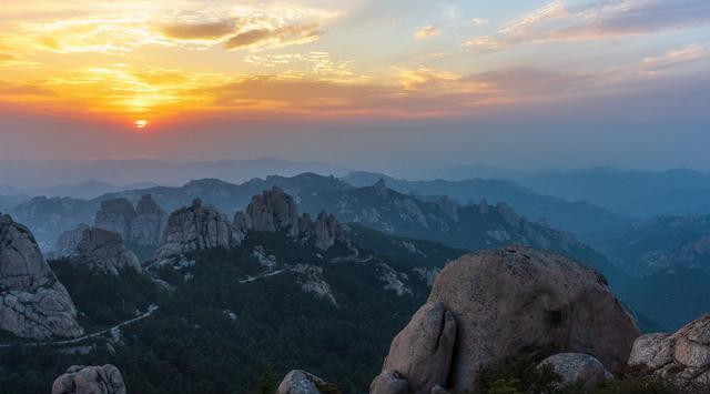 海上第一名山山东崂山，屹立在黄海之滨，汉武帝都到这里求仙拜寿