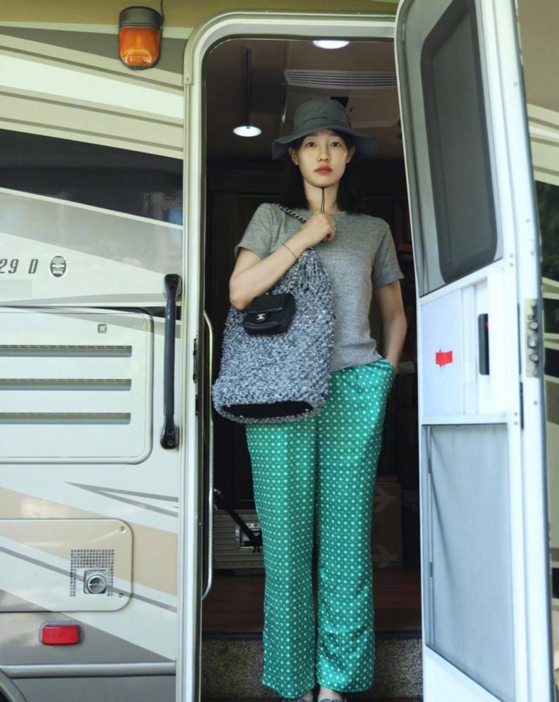 白百何的穿搭挺好看的不像别的女明星那样一定凹造型