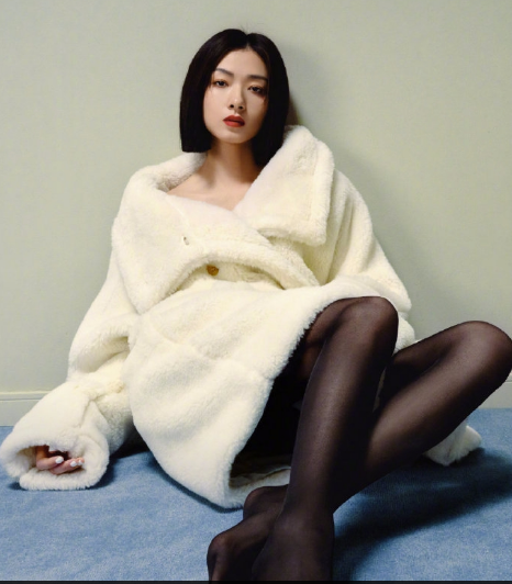 万茜穿黑丝大秀性感长腿 眼神冷艳御姐范十足