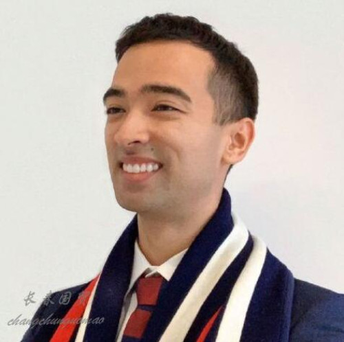 韦唯26岁大儿子近照,高大威猛阳光帅气,北大毕业后赴英国深造