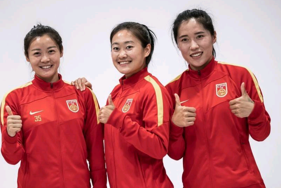 中国女足球员正在苏州集训,集训期间女足姑娘们一起拍摄女足写真
